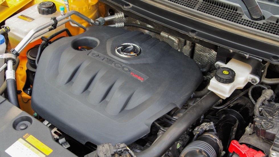 Глянец, турбина и мягкий пластик: первый тест-драйв Dongfeng AX4